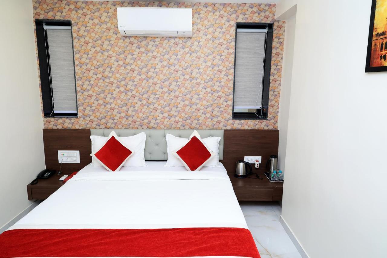 Hotel Sai Neel Surat Exterior foto