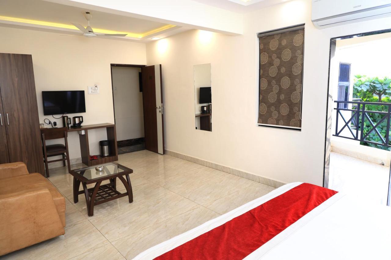 Hotel Sai Neel Surat Exterior foto